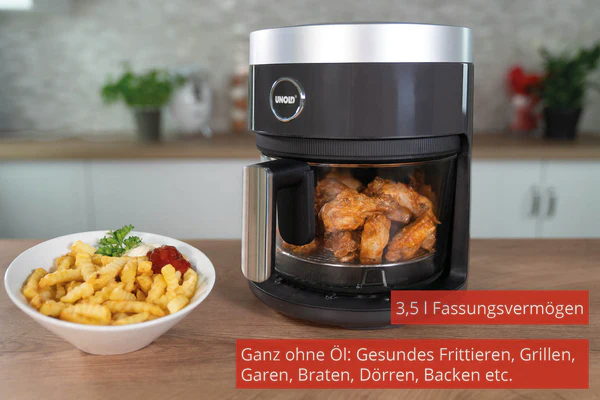 Heißluftfritteuse mit gekochten Hähnchenflügeln und Pommes Frites, mit Text über fettfreies Kochen und Kapazität.