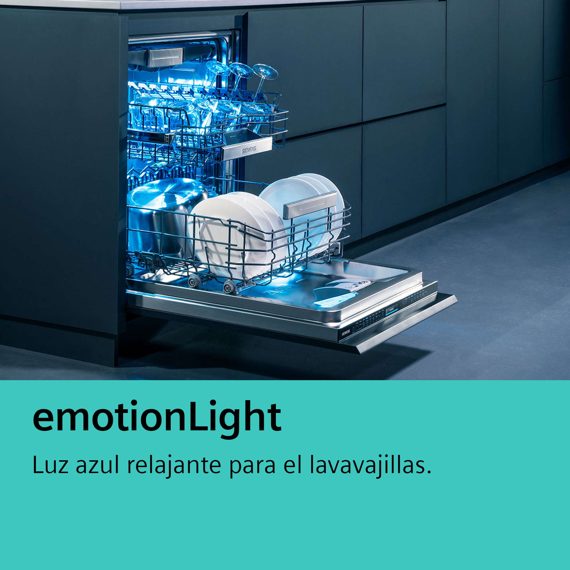 Un lavavajillas con luces interiores azules. La puerta está abierta, revelando platos limpios. Texto en español.