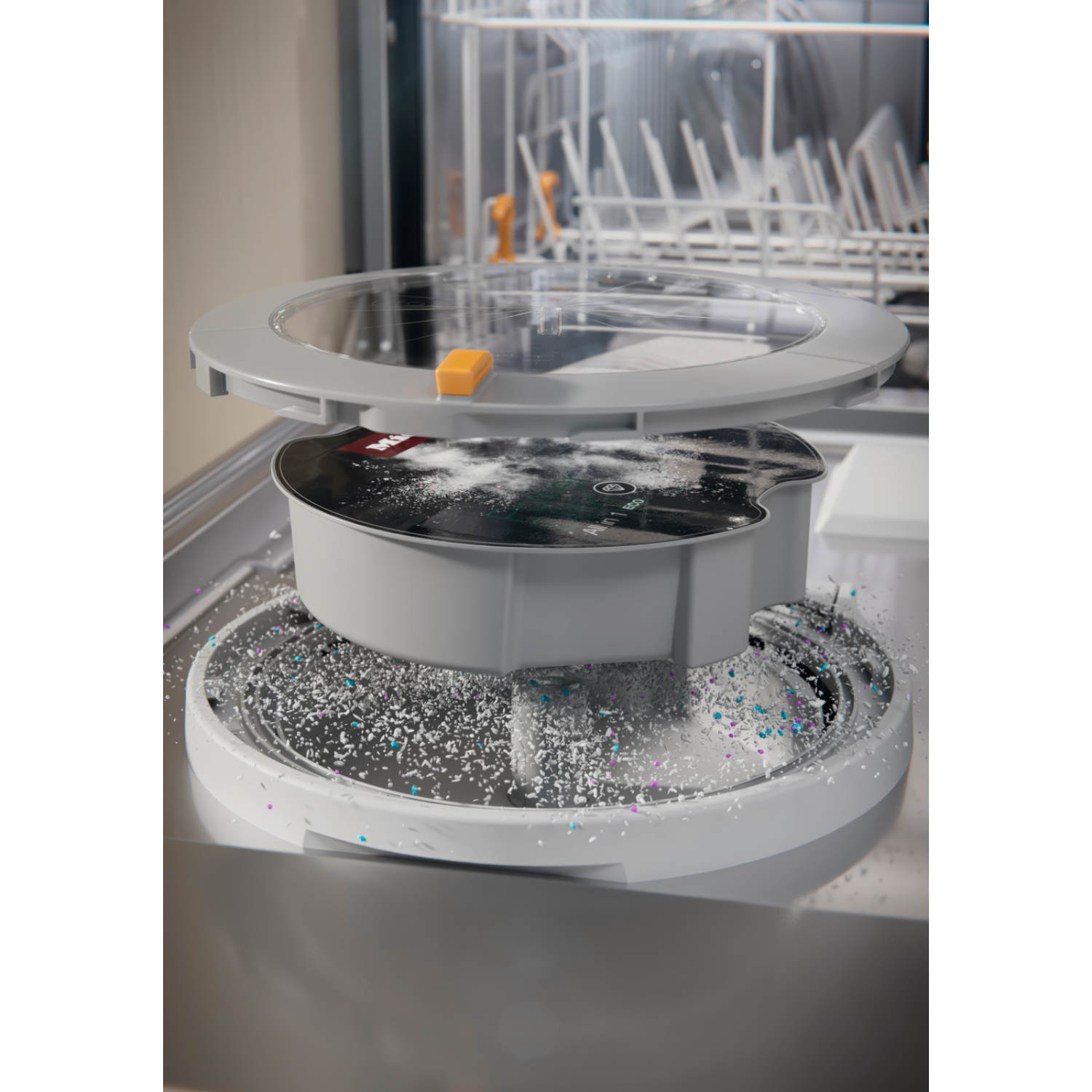 Binnenkant vaatwasser met open reinigingsmiddeldispenser. Water en reinigingsoplossing zijn zichtbaar.
