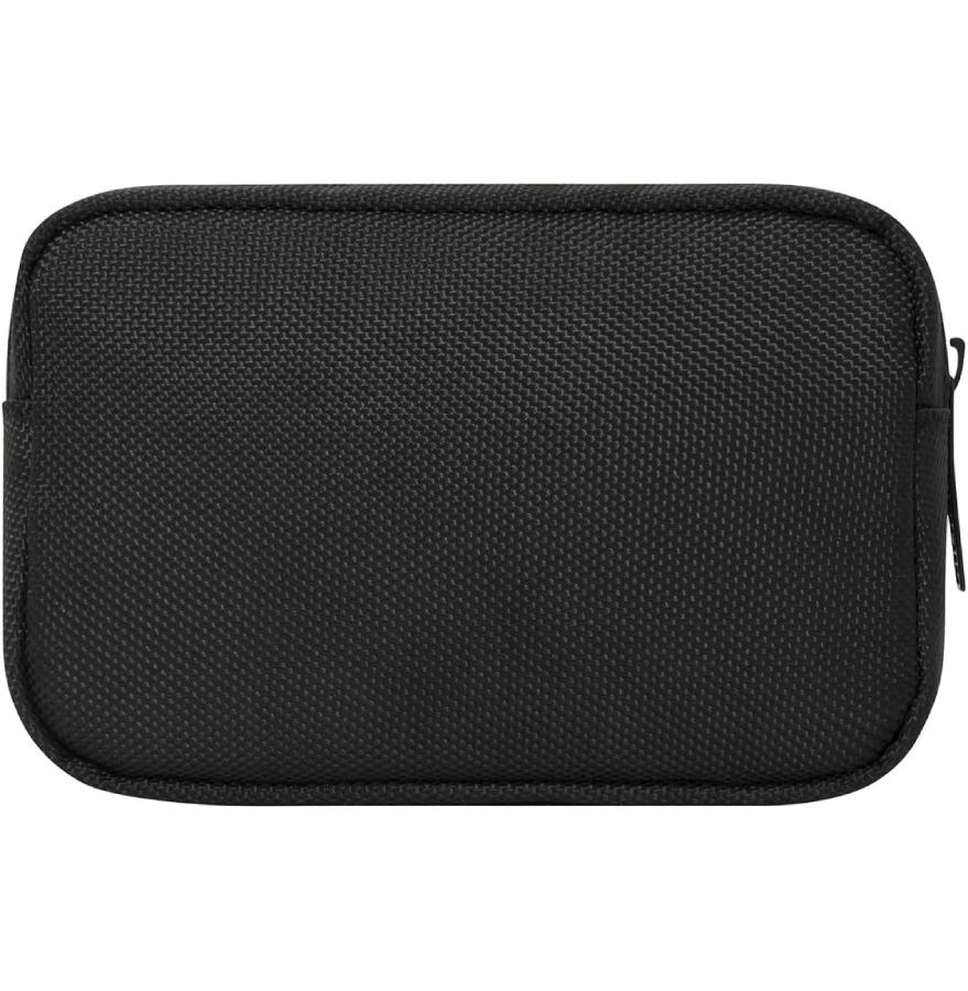 Bolsa negra, rectangular y texturizada. Tiene cremallera en el lado derecho, para objetos pequeños.