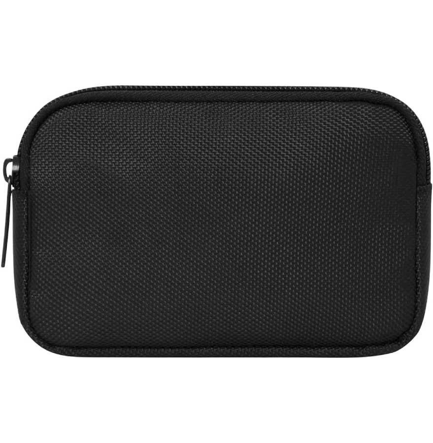 Una pequeña bolsa negra rectangular con cremallera.