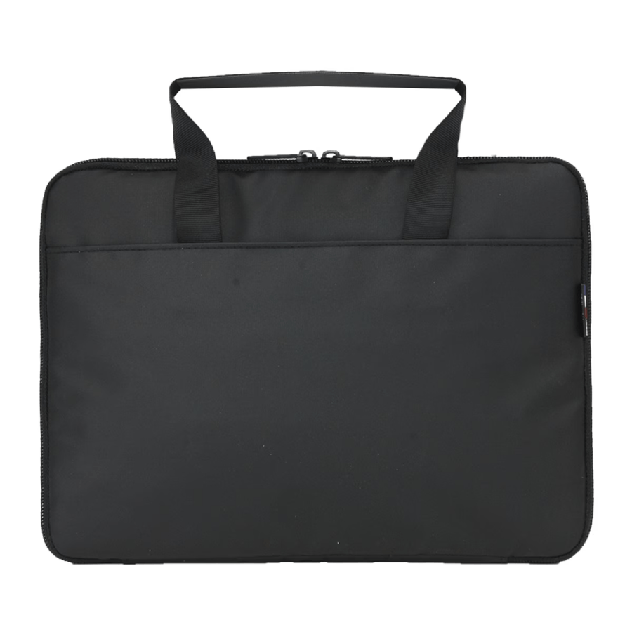 Una bolsa para portátil negra con asa. Hay un bolsillo en la parte delantera y un logotipo.