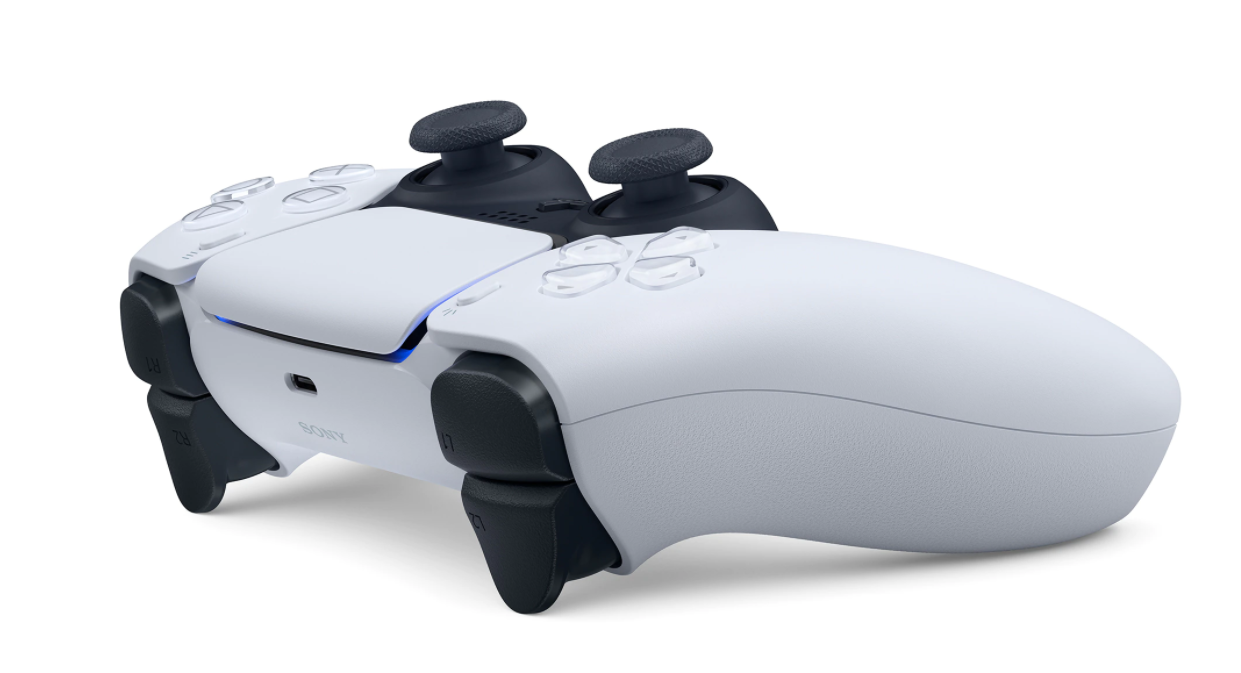 Biały kontroler Playstation 5. Czarne gałki i przyciski. Widok pod kątem.