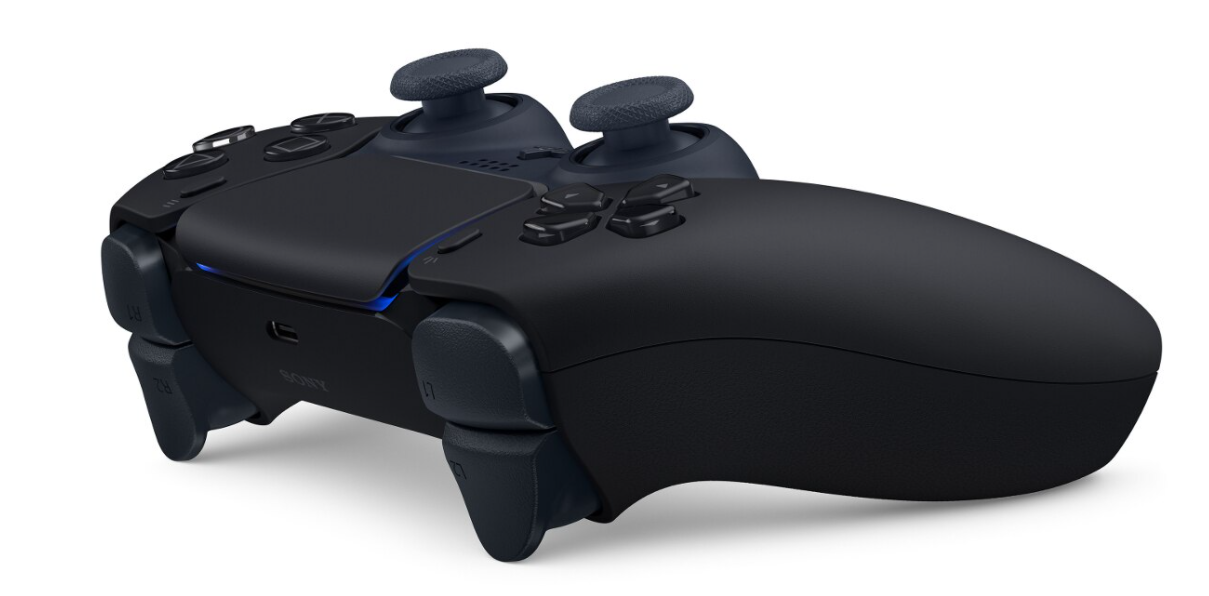 Czarny kontroler Playstation 5, widok od dołu, z przyciskami i joystickami.
