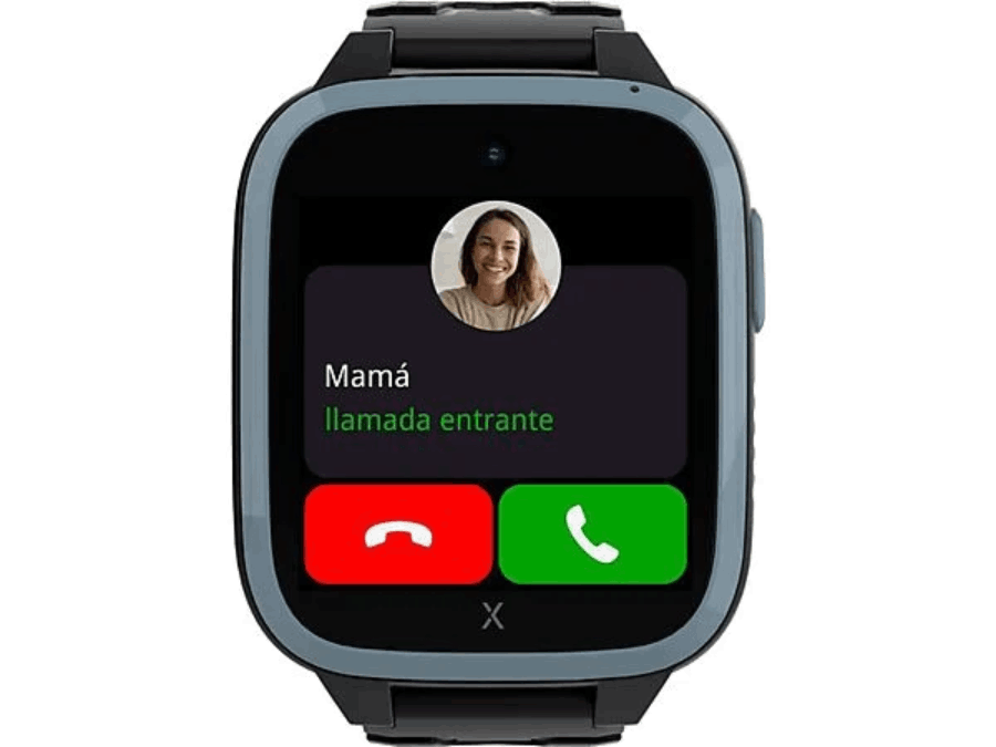 Smartwatch con pantalla de llamada mostrando foto de mujer y la palabra "Mamá".