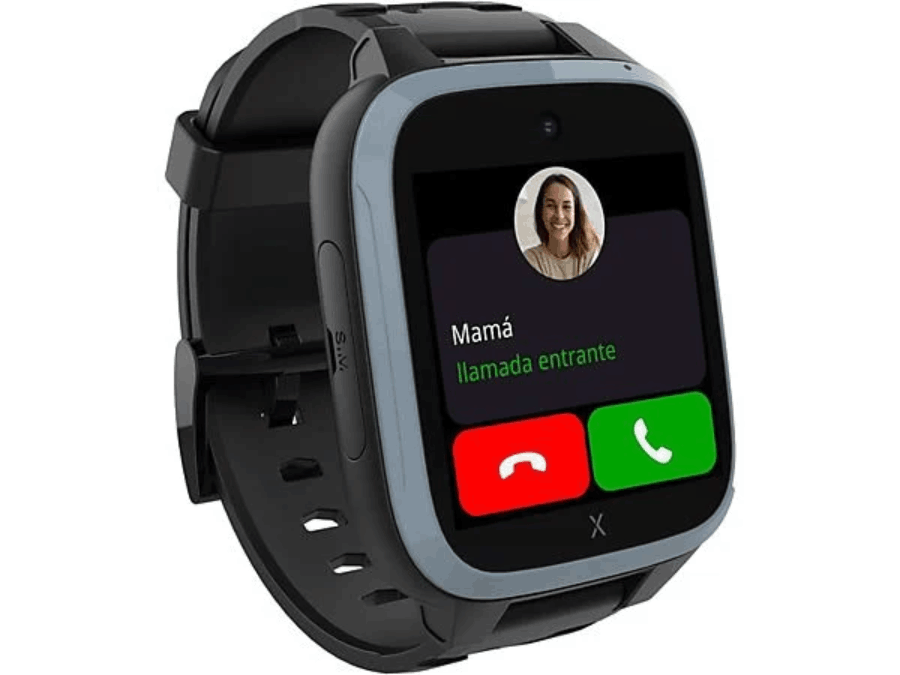 Smartwatch con correa negra y pantalla con llamada entrante de "Mamá". Botones rojo y verde.