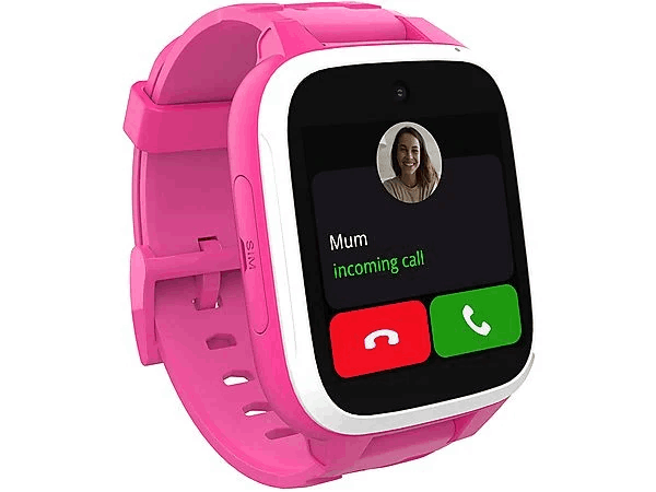 Un reloj inteligente rosa muestra una llamada entrante de 'Mamá'. Muestra botones de llamada rojos y verdes.