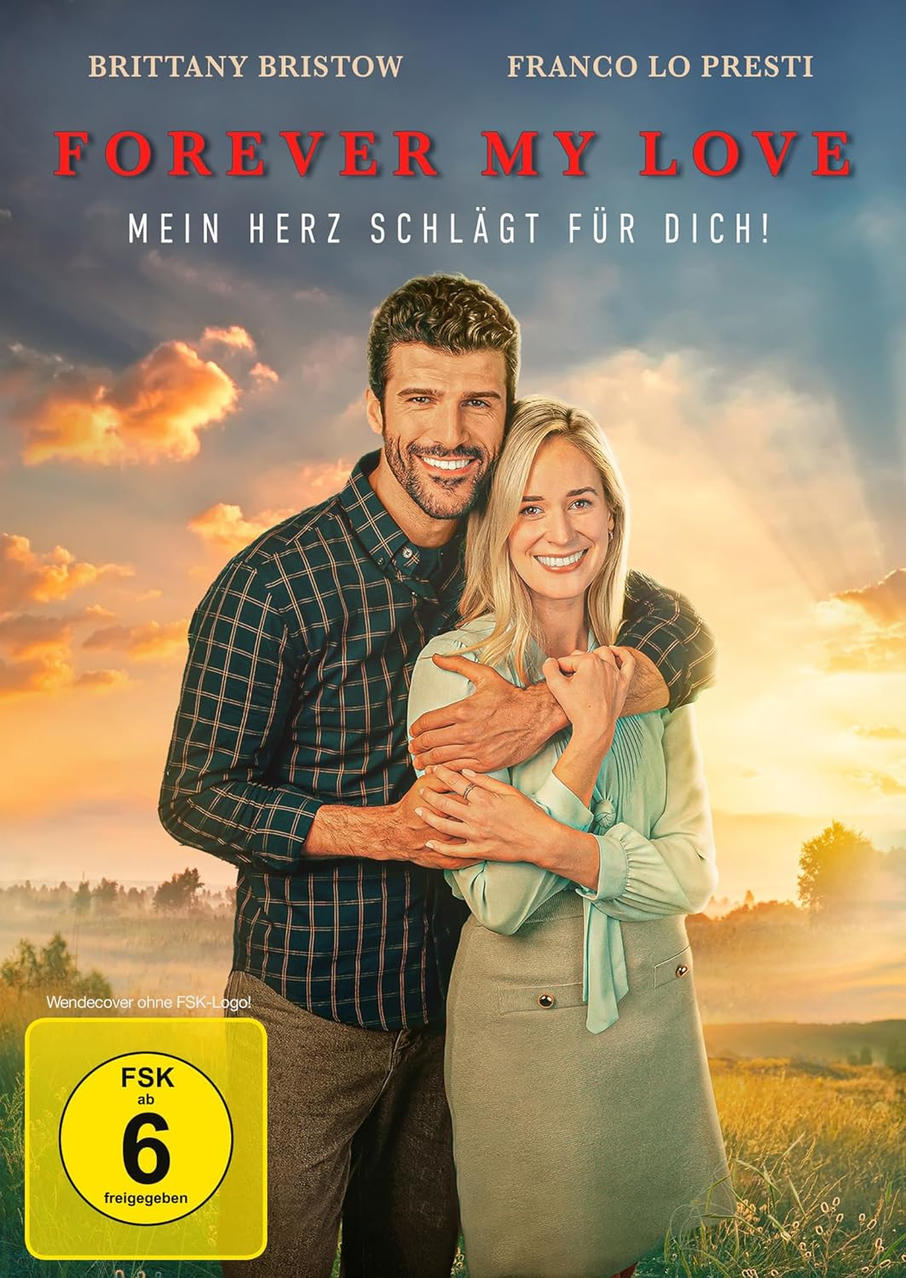 Filmposter mit einem sich umarmenden Paar mit einer grün-gelben Landschaft im Hintergrund.