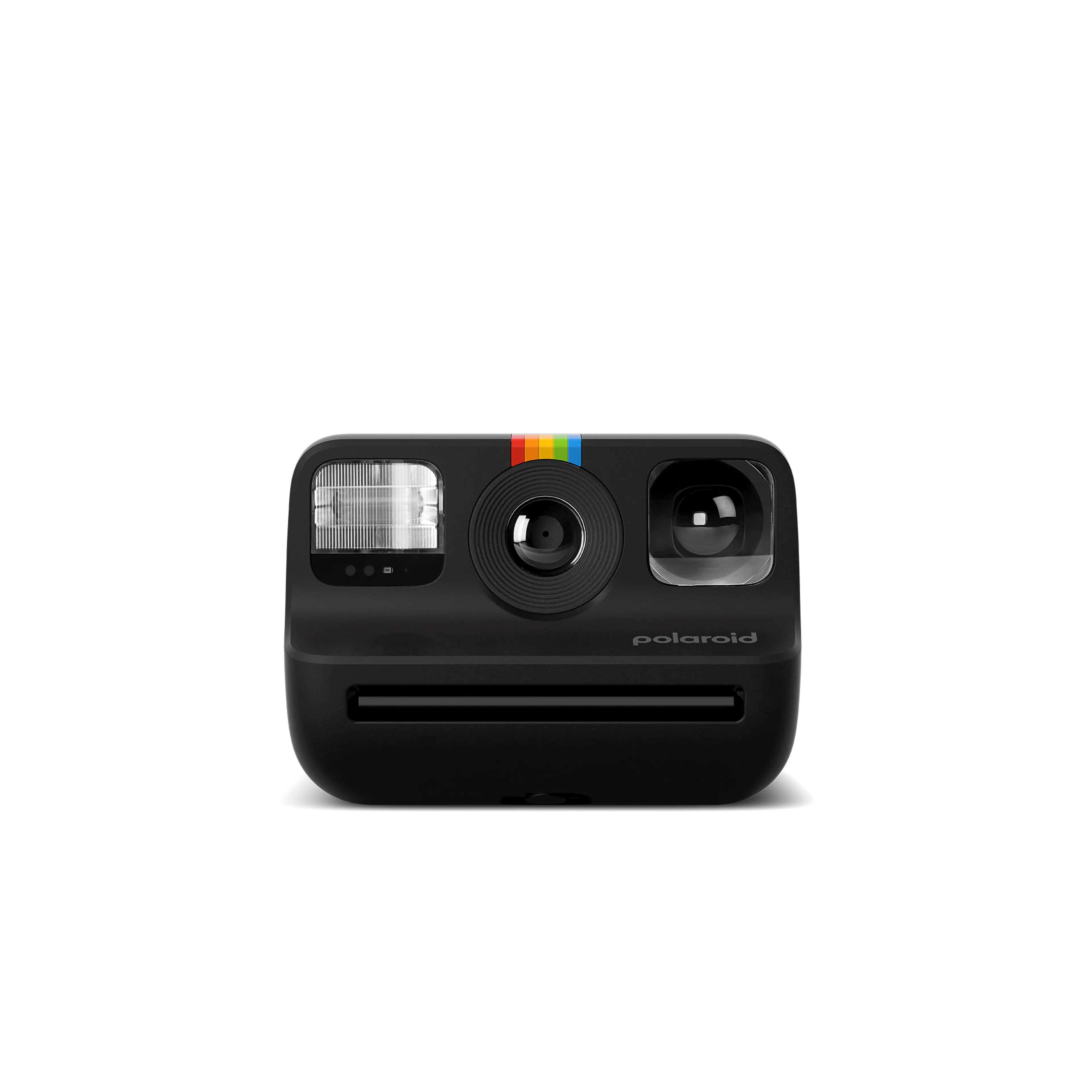 Renkli bir gökkuşağı şeridi olan siyah bir Polaroid kamera. Kamera siyah bir arka planın önünde.