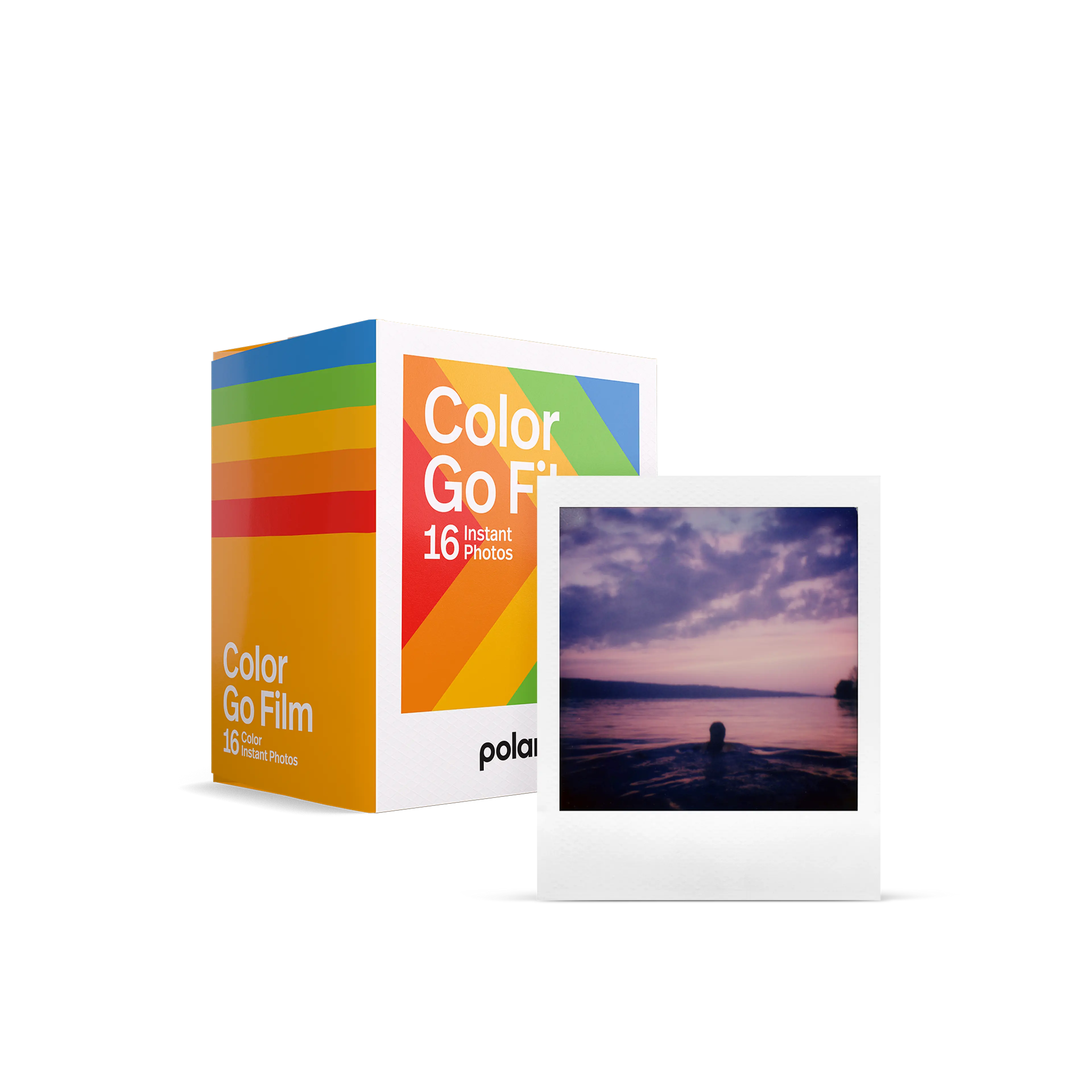 Bir kutu Color Go Film ve su üzerinde gün batımının anlık bir fotoğrafı.