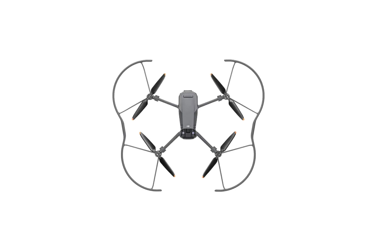 Yukarıdan drone. Siyah pervaneler, koruyucularla gri gövde.