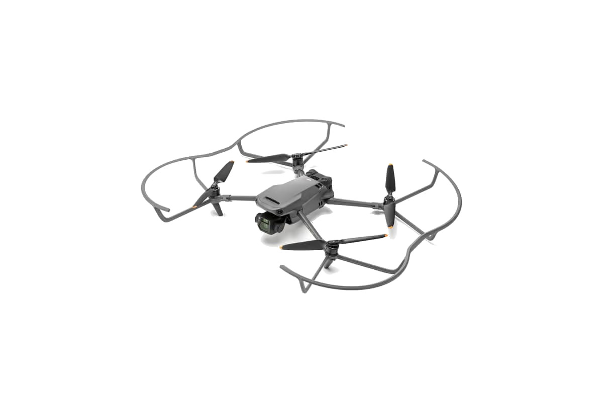 Beyaz zemin üzerinde gri bir drone, pervaneler ve koruyucular görünür.