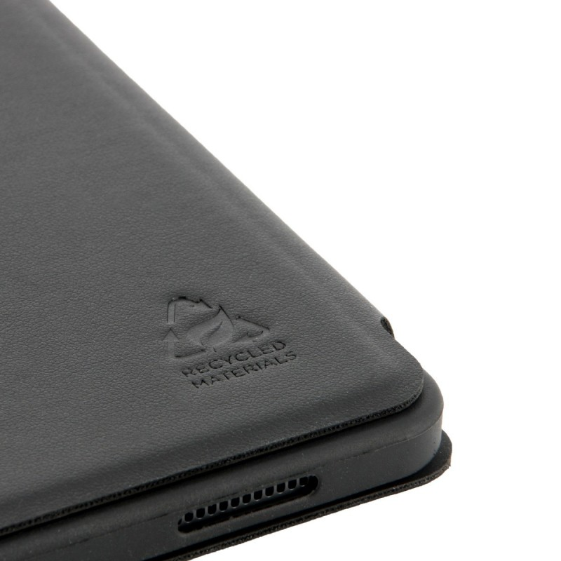 Primer plano de una funda de tableta negra con texto en relieve: 'RECYCLED MATERIALS'. Fondo blanco.
