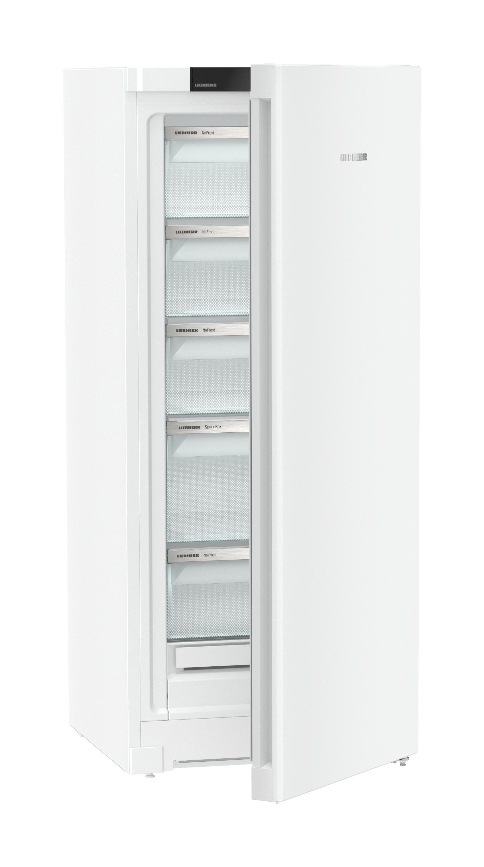 Ein weißer Kühlschrank mit offener Tür, der Regale mit Glasfronten und Schubladen im Inneren zeigt.