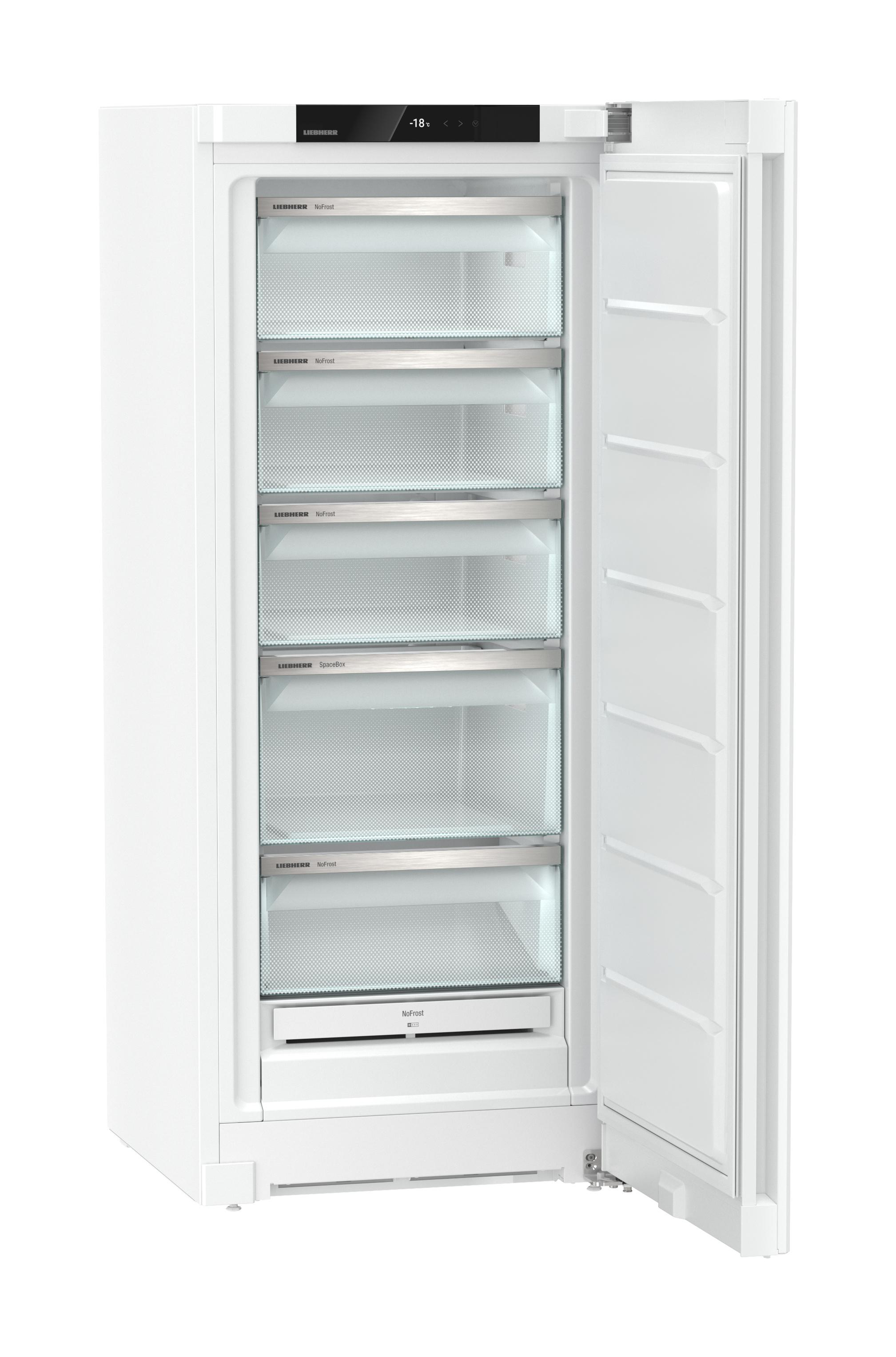 Weißer Kühlschrank mit geöffneter Tür, mit Regalen und transparenten Schubladen.