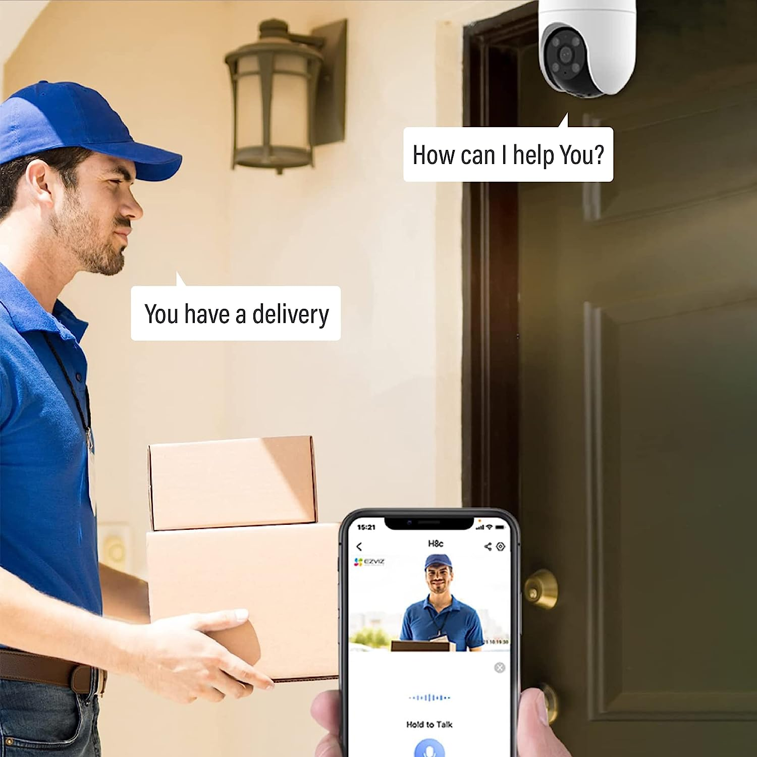 Livreur avec des boîtes face à une caméra intelligente, connecté à un téléphone montrant un appel vidéo.