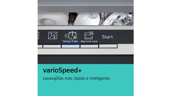 Panel de control del lavavajillas con botones, texto e iconos. Platos visibles dentro del lavavajillas.