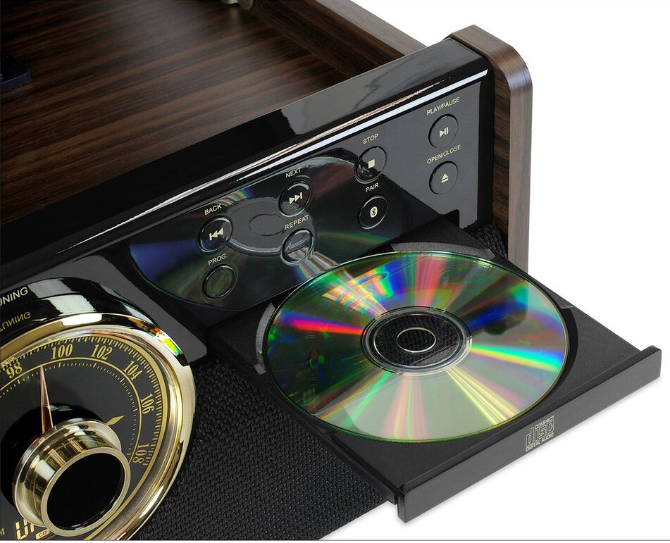 Odtwarzacz CD z otwartą tacką na CD, pokazującą płytę. Czarne i złote akcenty.