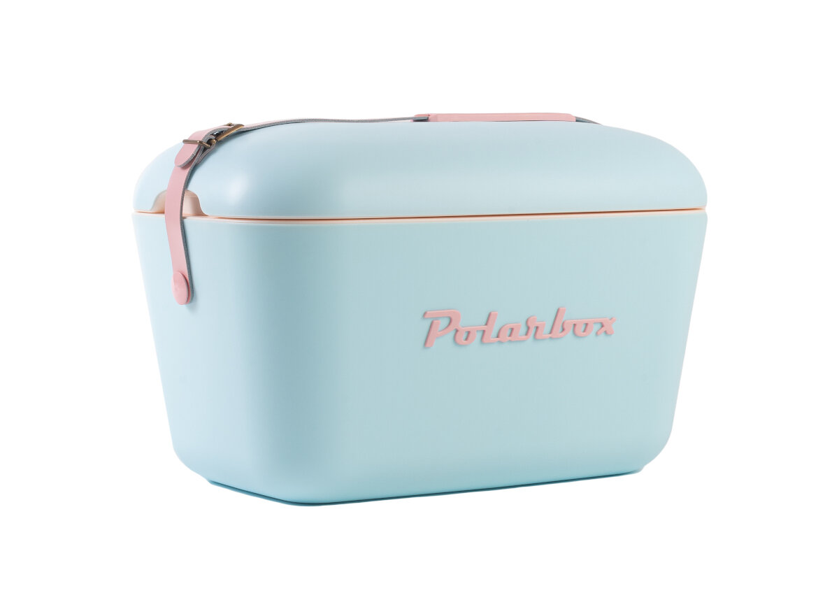 Jasnoniebieska lodówka z różowym uchwytem i paskiem. Polarbox jest nadrukowany na różowo.