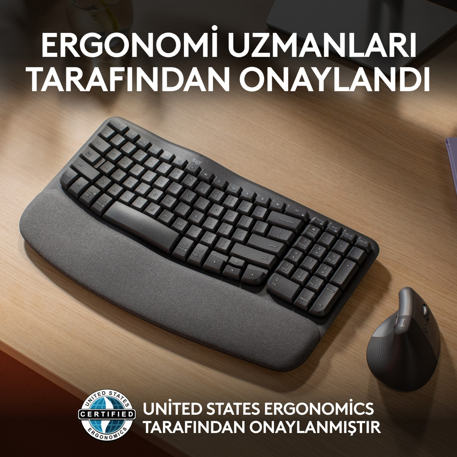 Bir masada bilek desteği olan ergonomik klavye. Metinde şunlar yazıyor: Ergonomi uzmanları tarafından onaylanmıştır.