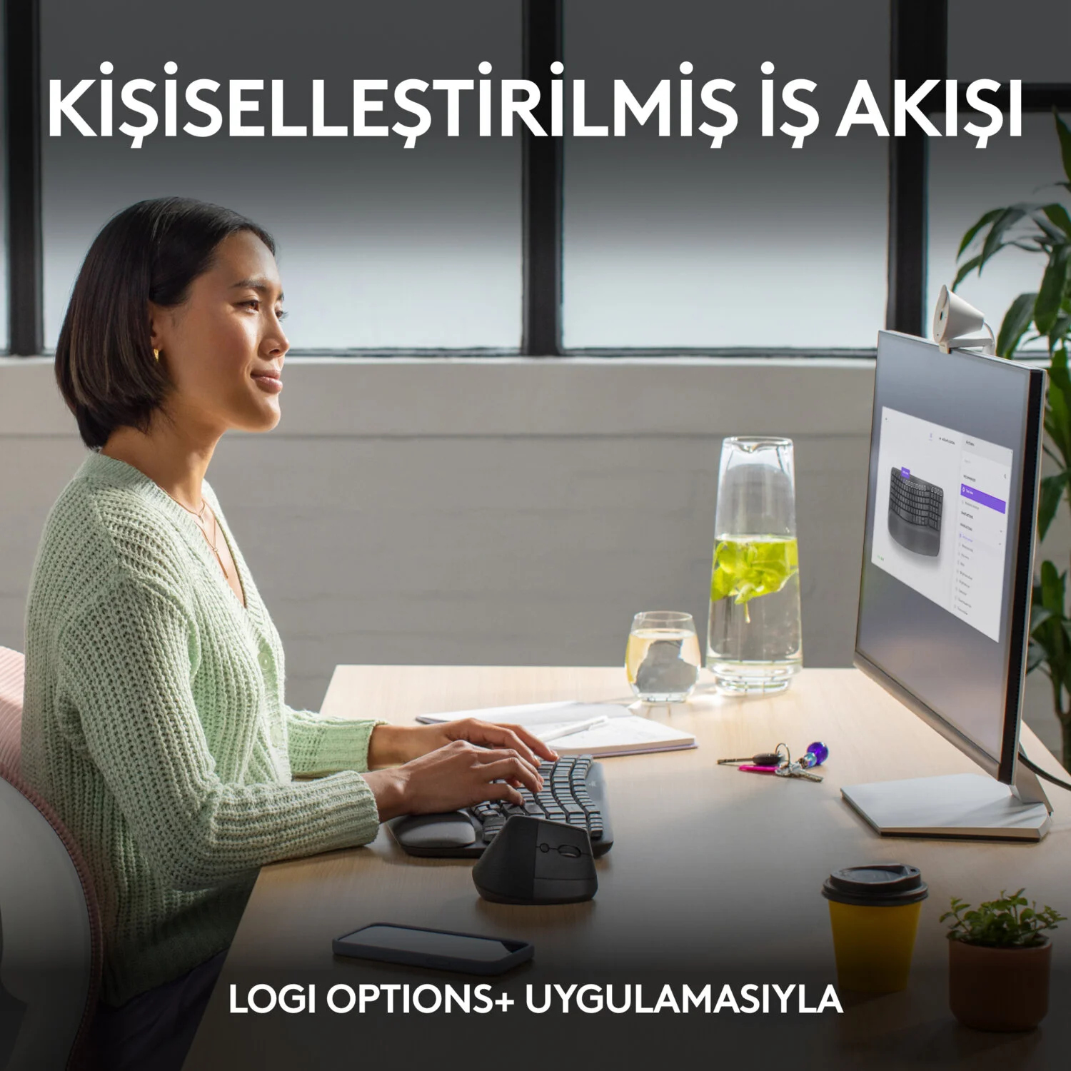 Masa başında klavye ve fare kullanan, monitöre bakan kadın. Türkçe metin.