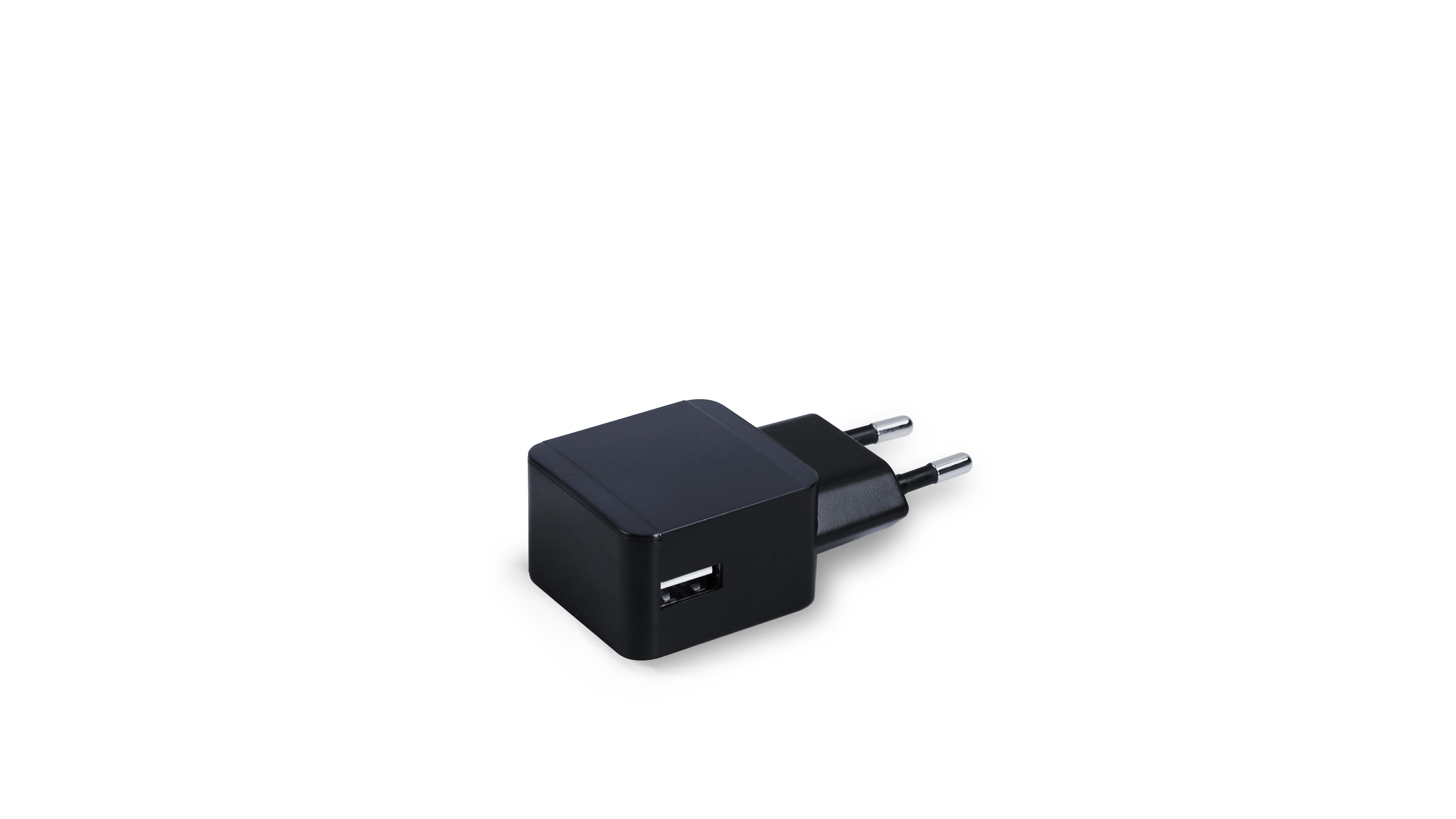 Schwarzes USB-Ladegerät mit Stiften, isoliert auf weißem Hintergrund.