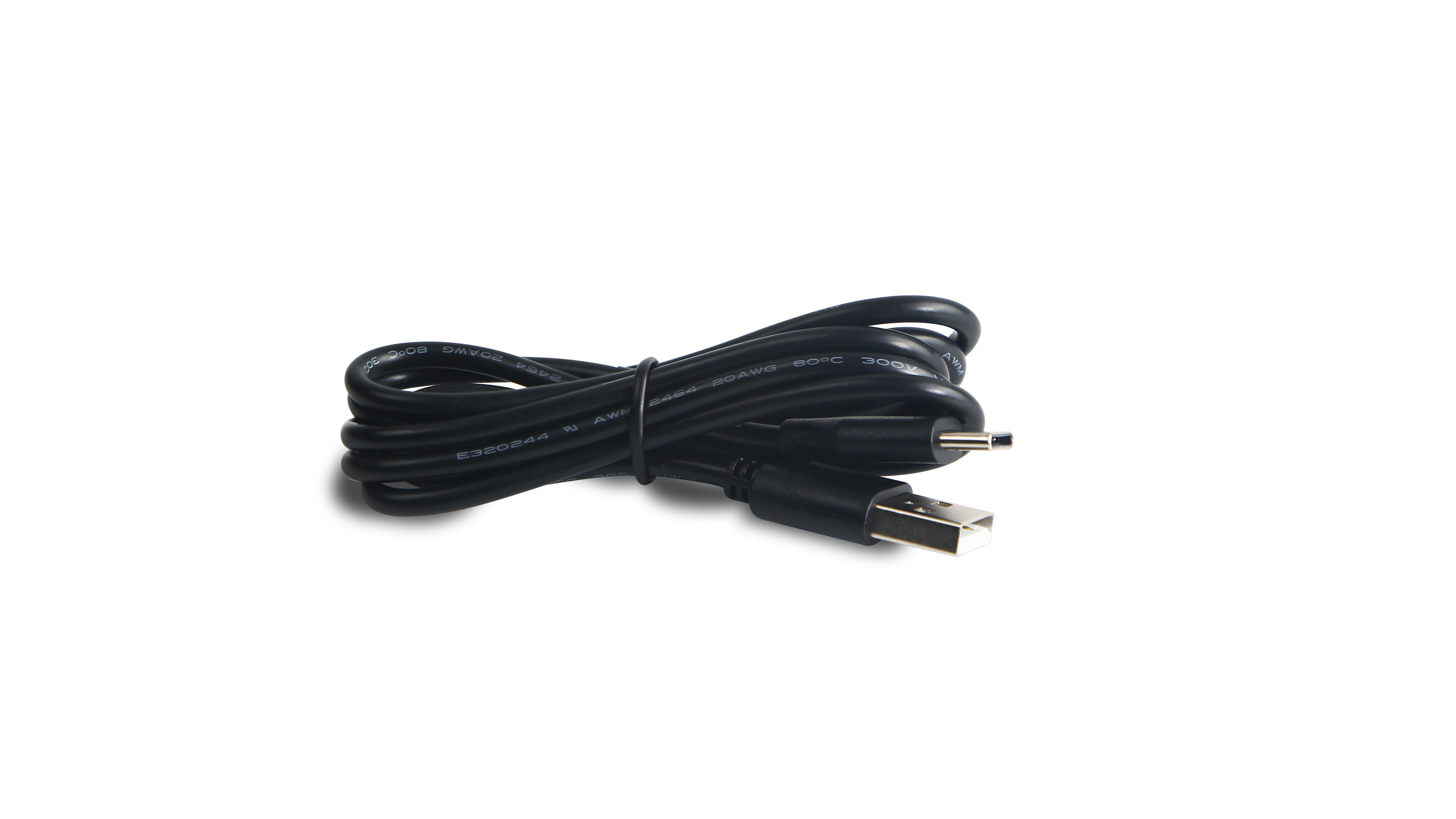 Schwarzes USB-Ladekabel, gerollt, auf weißem Hintergrund. USB-A- und DC-Anschlüsse sichtbar.