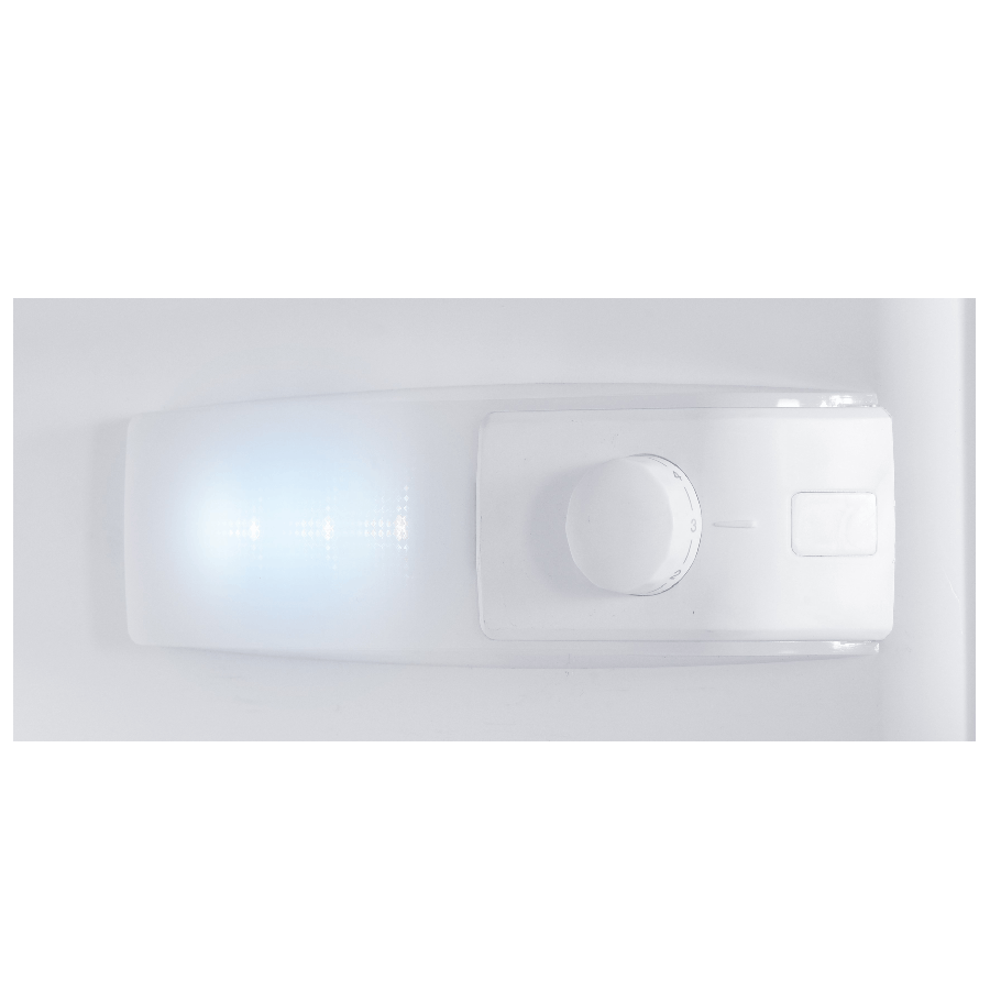 Interior de un refrigerador con luz y control de temperatura, sobre superficie blanca.