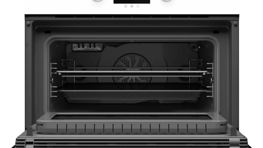 Interior de horno abierto con rejillas y una bandeja. El horno está vacío y listo para usar.