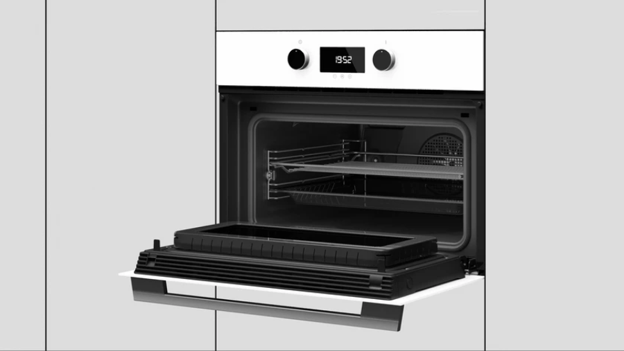 Un horno abierto, con el interior visible y una bandeja.