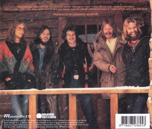 CD-Cover mit Bandfoto vor verschneiter Hütte, Songtitel aufgelistet.