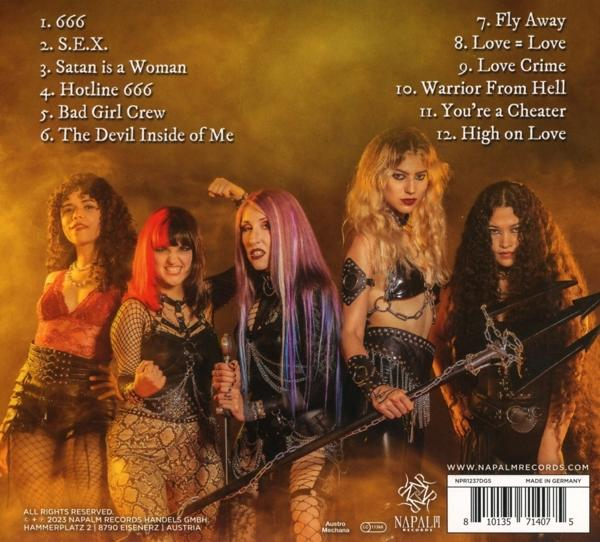Fünf Frauen in Rockband-Outfit stehen da, eine hält einen Dreizack. Songtitel sind aufgelistet.