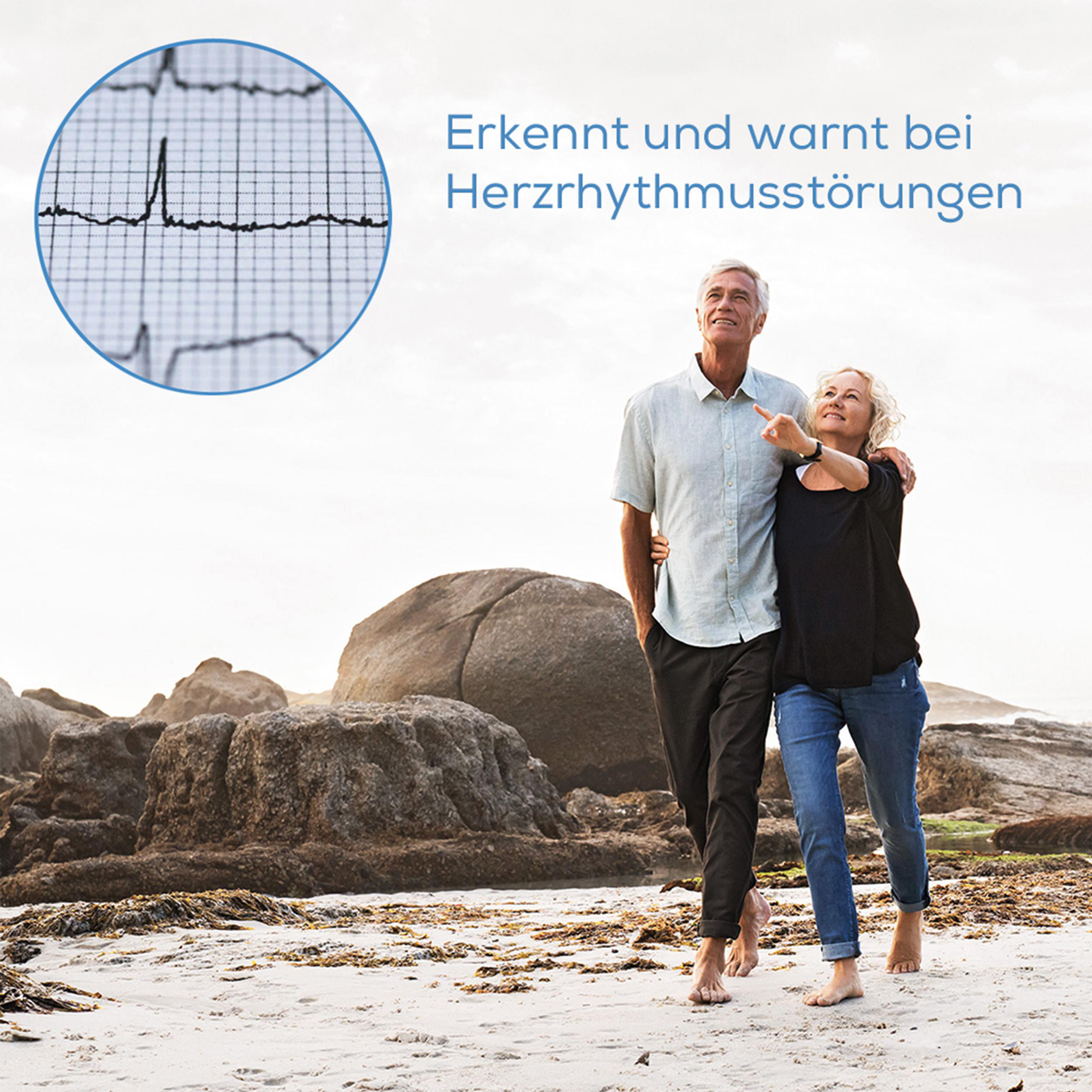 Älteres Paar geht am Strand, ein EKG-Diagramm im Kreis oben links.