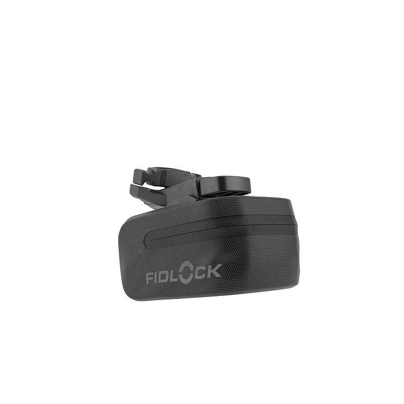 Ein schwarzes Fidlock-Zubehör. Es ist auf einer Oberfläche montiert. Weißer Hintergrund.