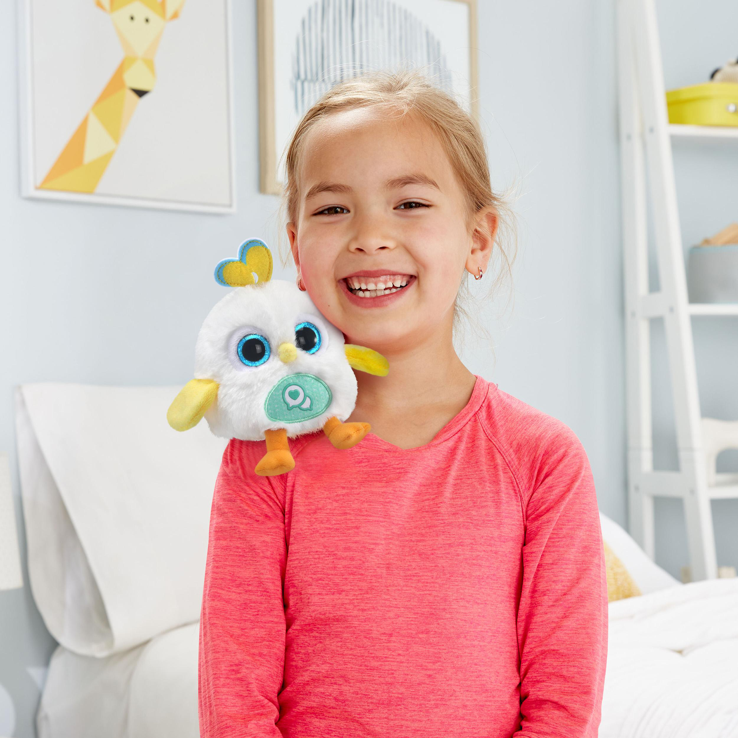 Mädchen lächelt, hält ein weißes Plüschvogelspielzeug auf ihrer Schulter.