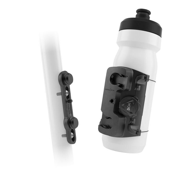 Eine Wasserflasche, die mit einem Befestigungssystem an einem Fahrradrahmen befestigt ist. Die Marke ist 'BOA'.
