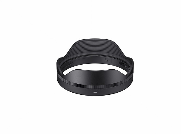 Schwarze Objektivsonnenblende, mit gewölbtem Design und kleiner Kerbe, isoliert auf weißem Grund.