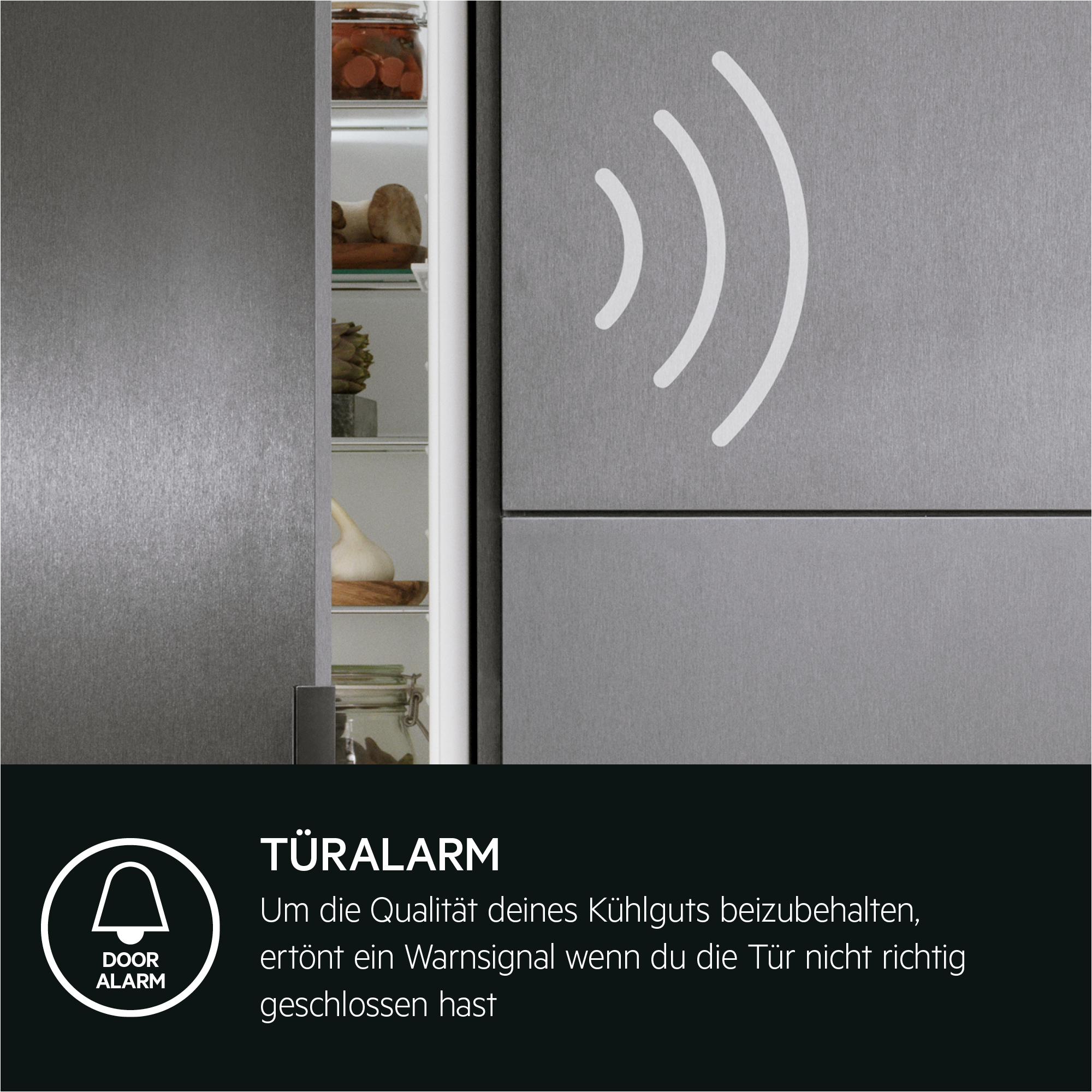 Ein Kühlschrank mit offener Tür. Der Text sagt 'Tür-Alarm'.