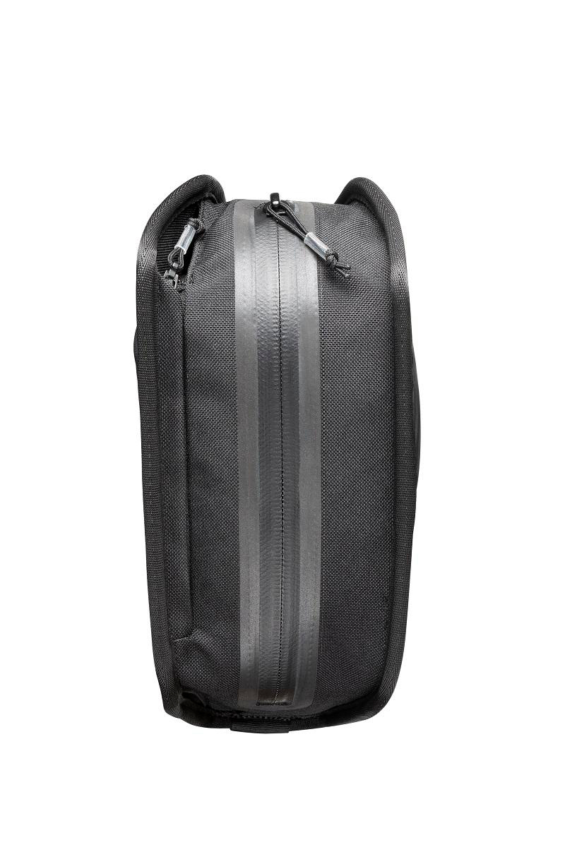 Schwarze Tasche mit einem vertikalen grauen Streifen. Sie hat einen Reißverschluss und einen Trageriemen.