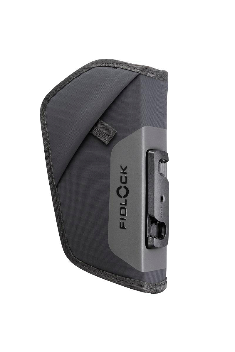 Eine graue Fidlock-Tasche auf weißem Hintergrund. Der Markenname ist sichtbar.