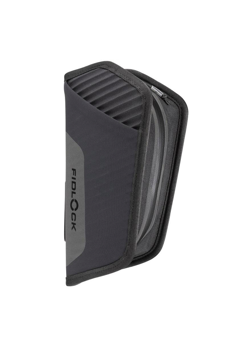 Schwarzes Fidlock-Case. Ein grauer Streifen und das Fidlock-Logo.