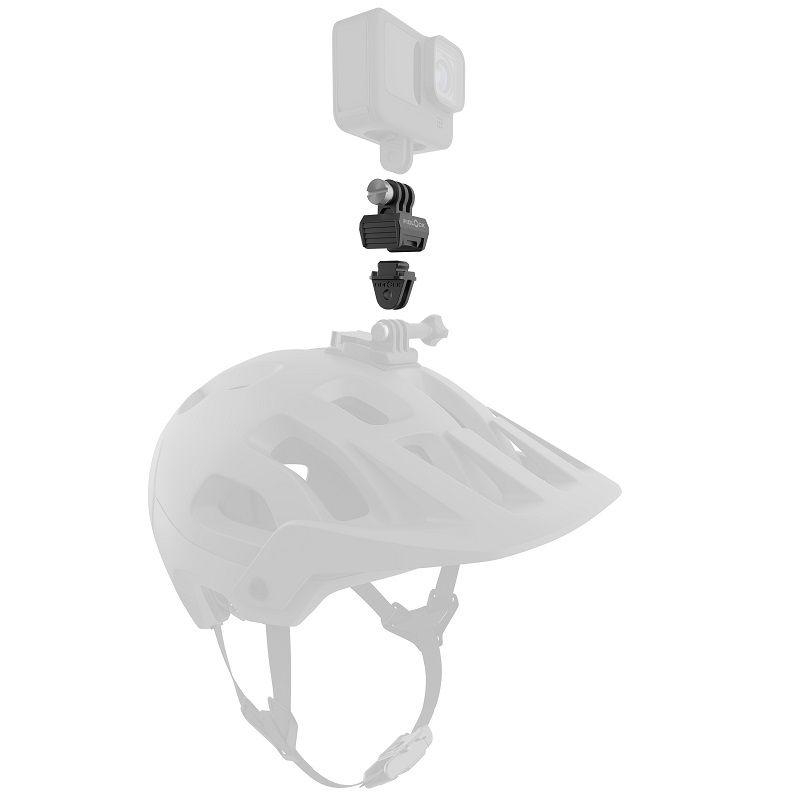 GoPro-Kamera auf Helmhalterung. Schwarze Halterung, weißer Helm und Kamera sind sichtbar.