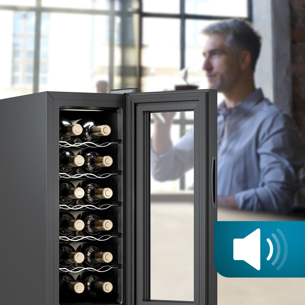 Una vinoteca con botellas dentro y un hombre borroso en el fondo.