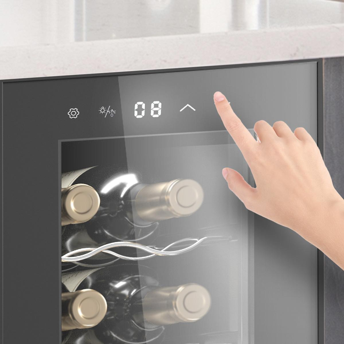 Un lavavajillas empotrado beige con clasificación energética B.