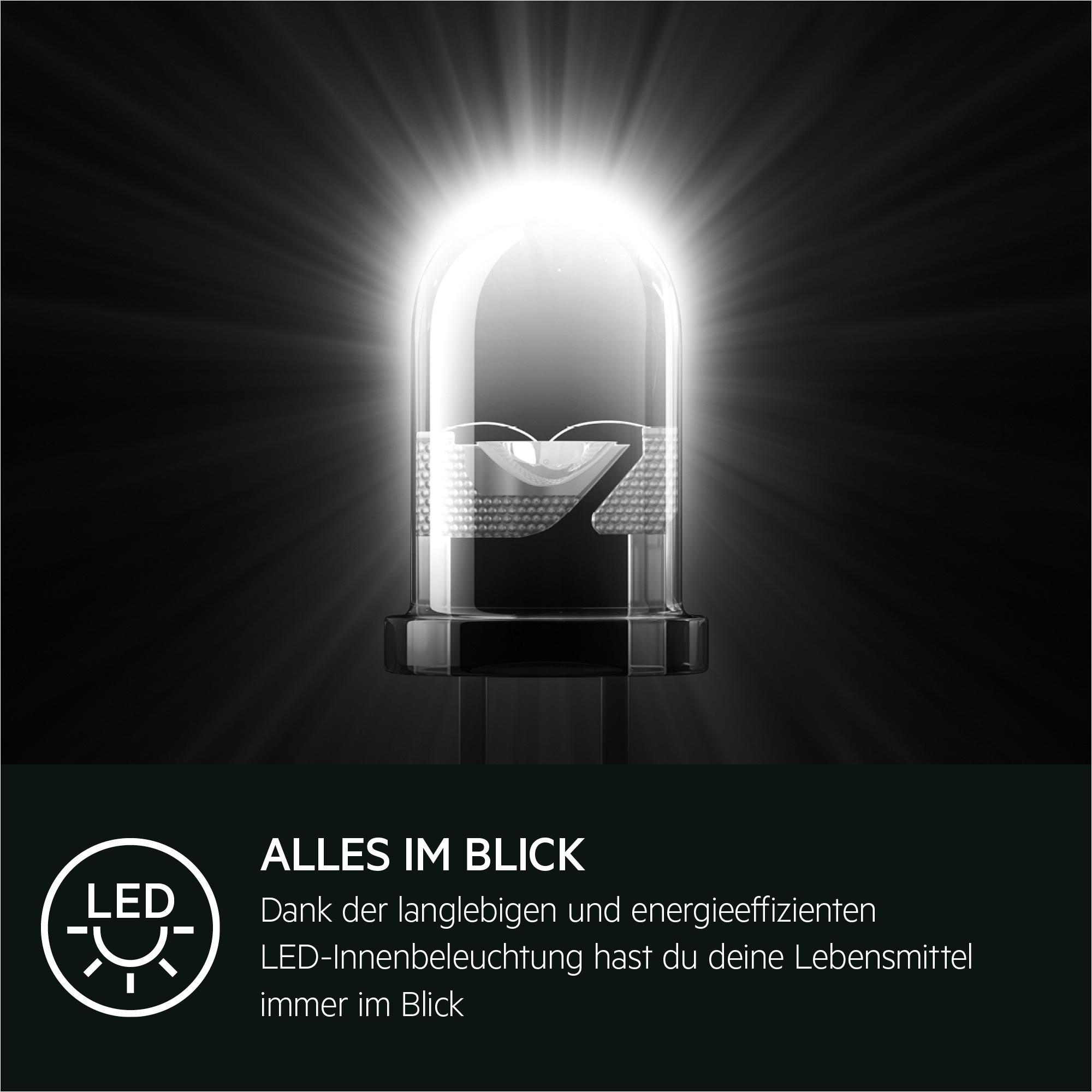 Eine leuchtende LED-Glühbirne in einem transparenten Gehäuse auf dunklem Hintergrund.