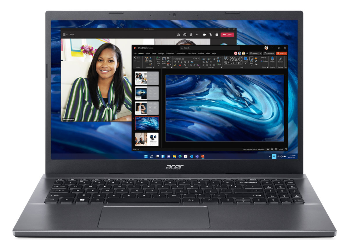 Laptop pokazujący kobietę w rozmowie wideo i prezentację. Tło jest niebieskie.