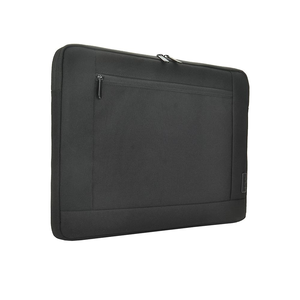 Eine schwarze Laptop-Hülle mit Reißverschluss und kleiner Tasche, isoliert auf weißem Hintergrund.