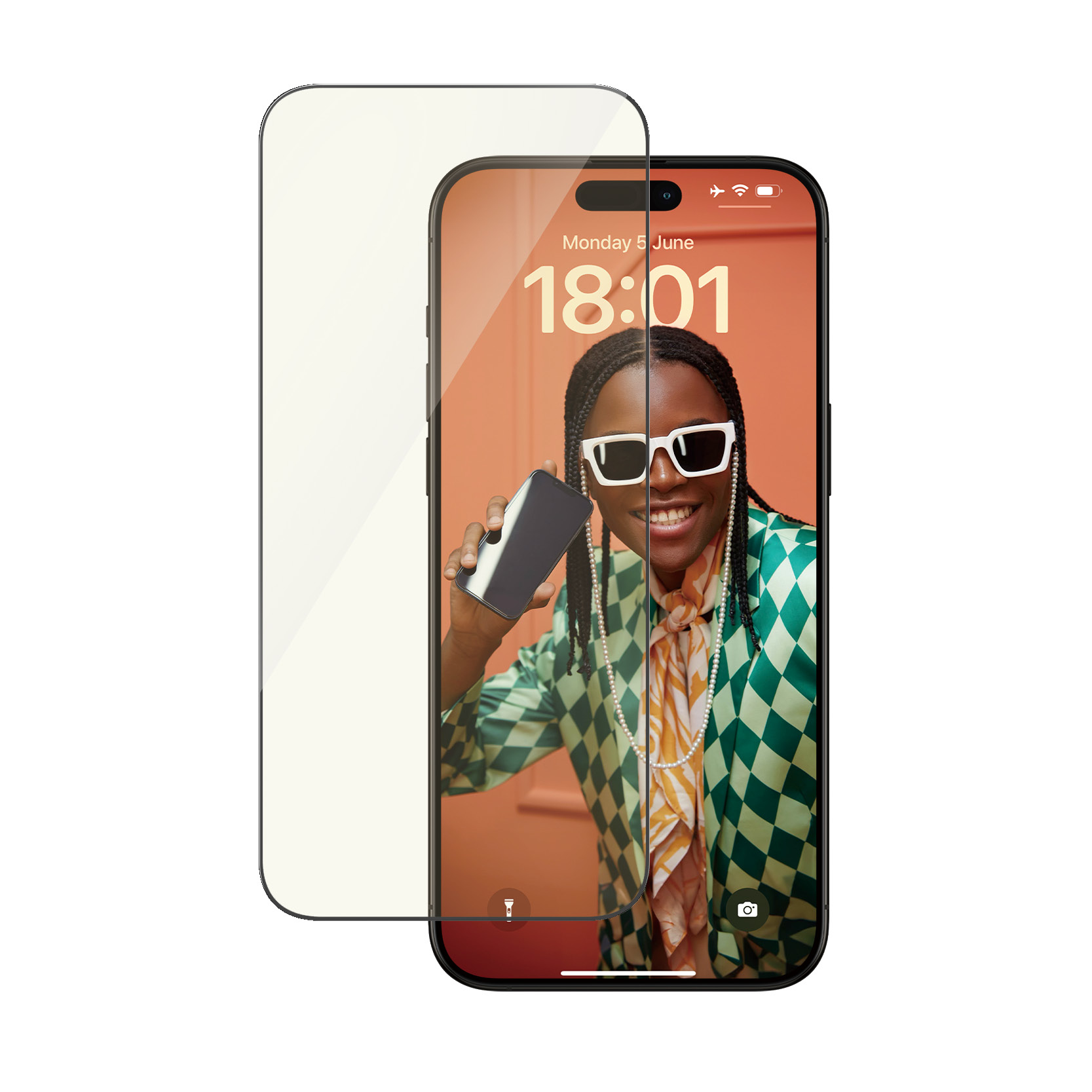 Un téléphone avec un protecteur d'écran superposé. L'écran affiche une personne et l'heure.