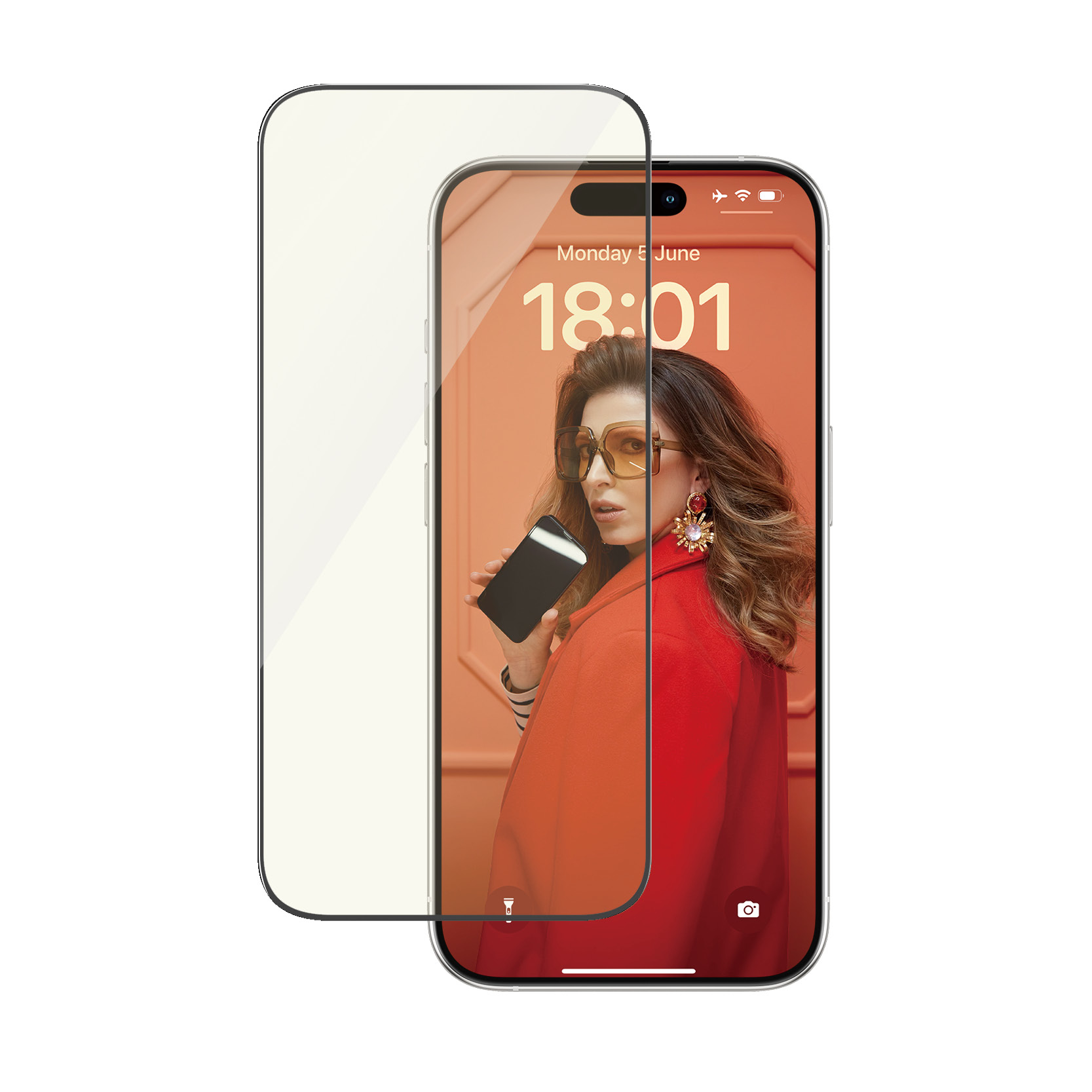 Een telefoon met een schermbeschermer. Op het scherm een vrouw in een rode jas die een kleine zwarte telefoon vasthoudt.