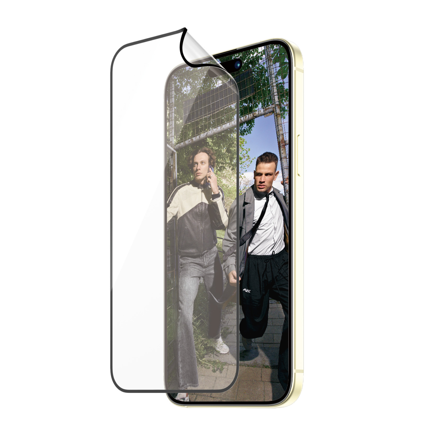 Telefoon met schermbeschermer, toont twee mannen en een straat.